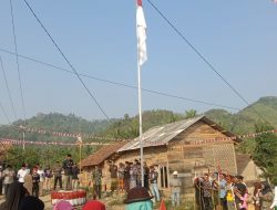 Unik, Warga Dusun Hilian Baji Upacara Bendera di Jalan Rusak