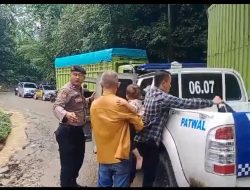 Anggota Polres Lampung Barat Evakuasi Ibu Melahirkan yang Terjebak di Lokasi Longsor