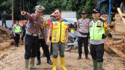 Kapolres Lampung Barat Bersama Kasat Lantas Tinjau Lokasi Longsor KM17